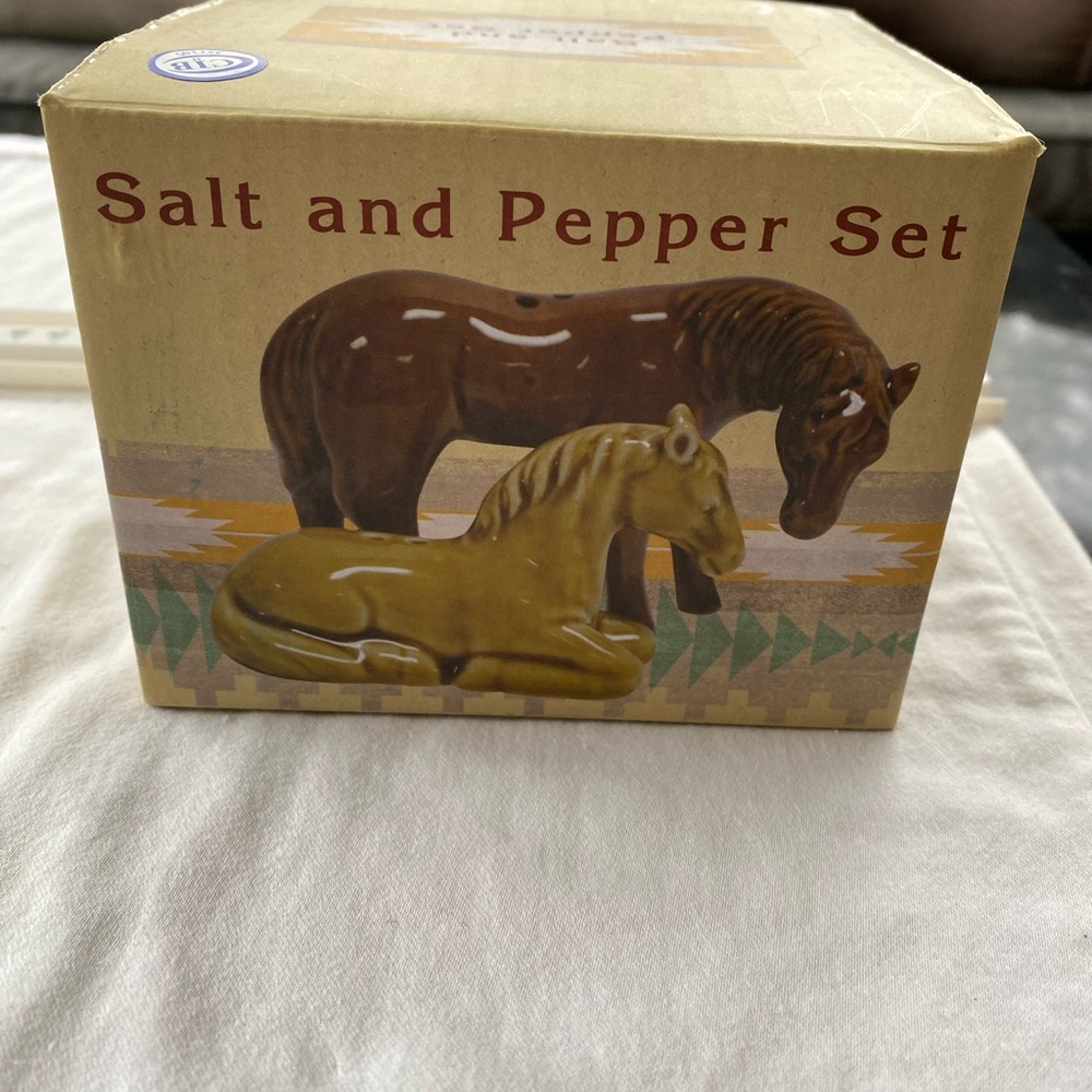 Cracker Barrel Salt & Pepper SET